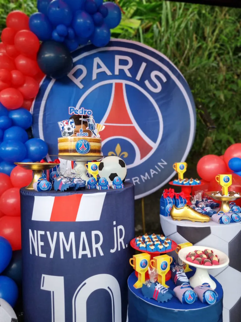 Mesa de doces e bolo de aniversário decorados em festa infantil na Arena Society Show, no Leblon