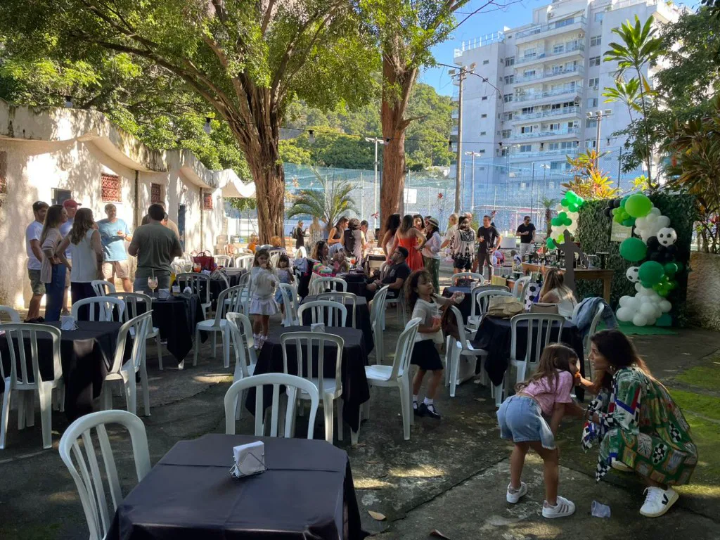 Convidados na área externa durante festa infantil na Arena Society Show, no Leblon