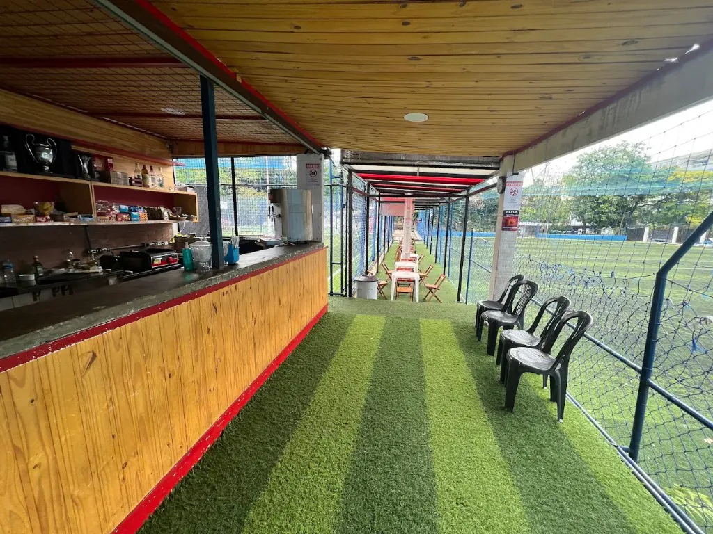 Bar e área coberta junto ao campo da Arena Society Show, no Leblon