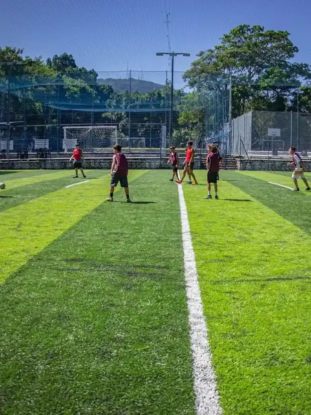 Cuidado da grama sintética na Arena Society Show, no Leblon