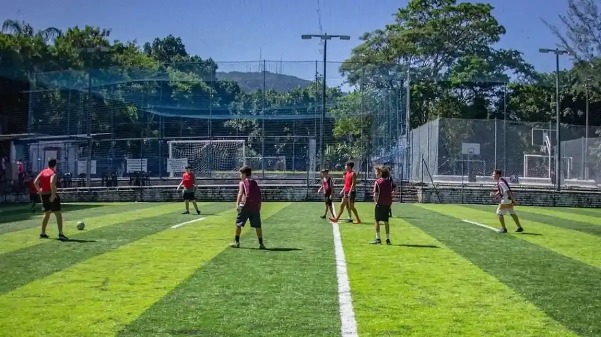 Campo de grama sintética para fut 5 e fut 7 na Arena Society Show, no Leblon