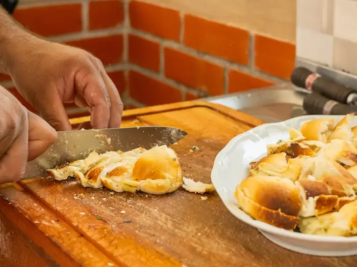 Pão de alho fatiado na tábua em evento da ChurrascoShow no Rio de Janeiro