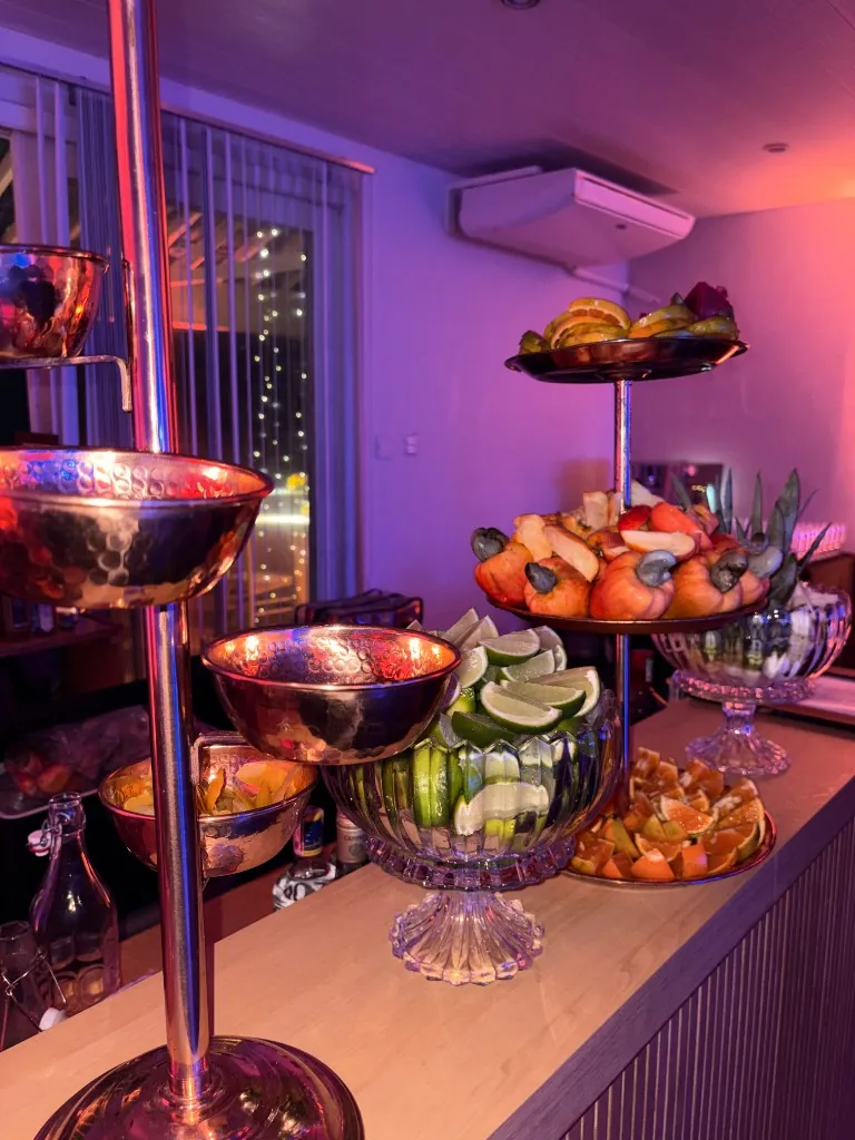 Bar de frutas cítricas e caju montado pela Buffet Show no Rio de Janeiro