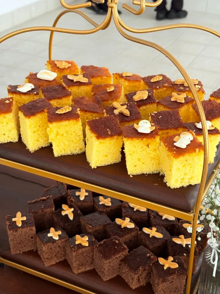 Cubos de bolo de fubá e chocolate na torre dourada de um evento da Buffet Show no Rio de Janeiro