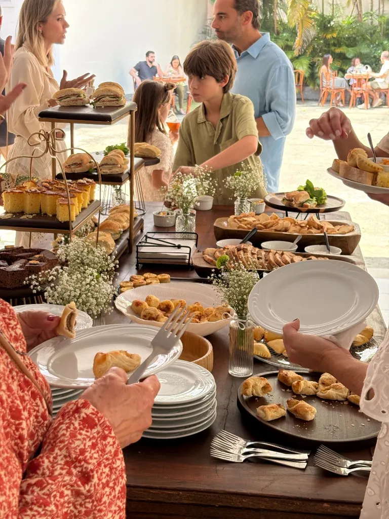 Convidados se servindo no buffet de um evento da Society Show no Rio de Janeiro