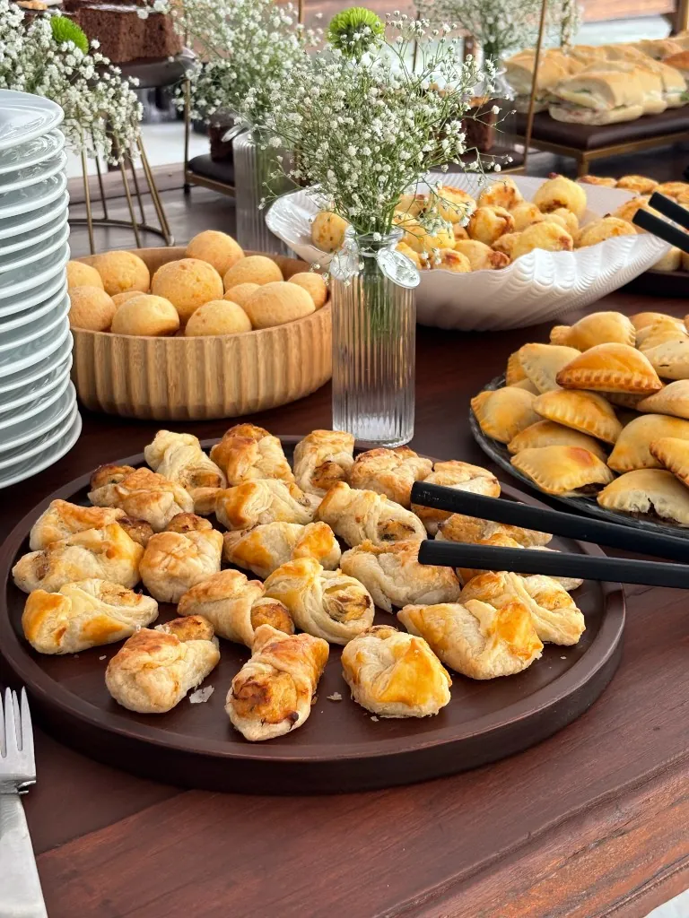 Folhados recheados servidos em bandeja de madeira em evento da Buffet Show no Rio de Janeiro