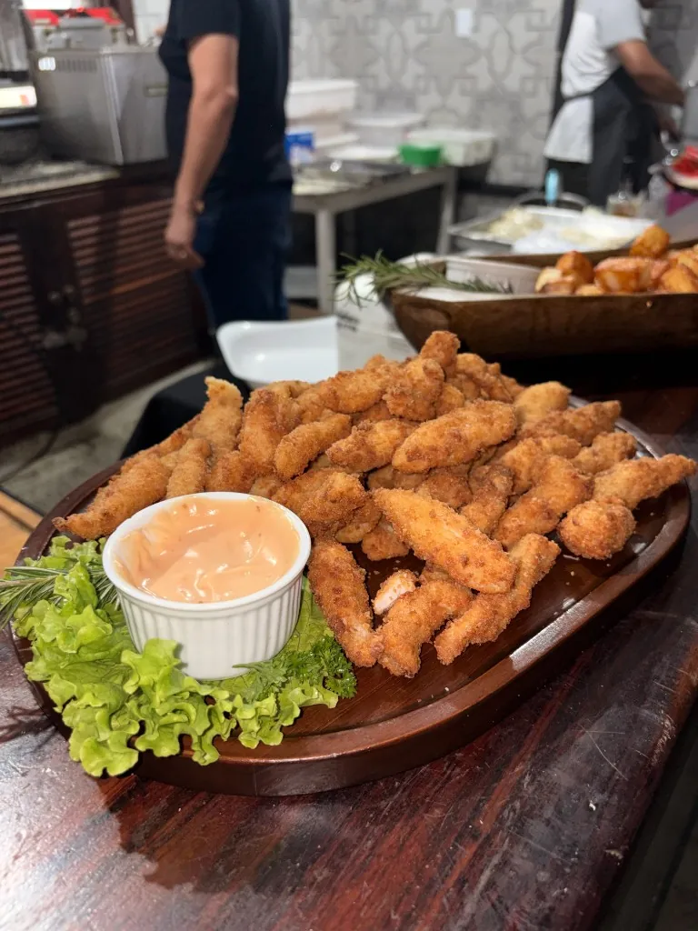 Iscas empanadas com molho servidas em tábua em evento da Buffet Show no Rio de Janeiro