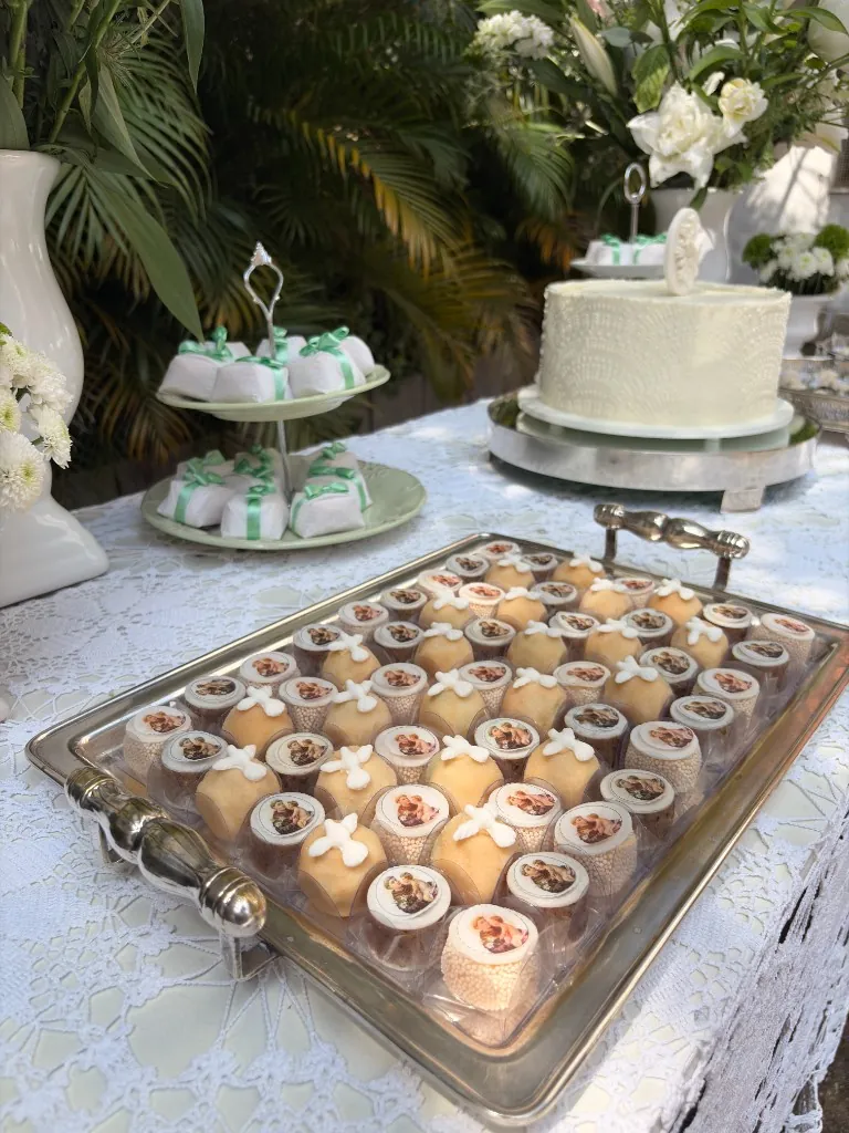 Mesa de doces, bem-casados e bolo em evento da Buffet Show no Rio de Janeiro