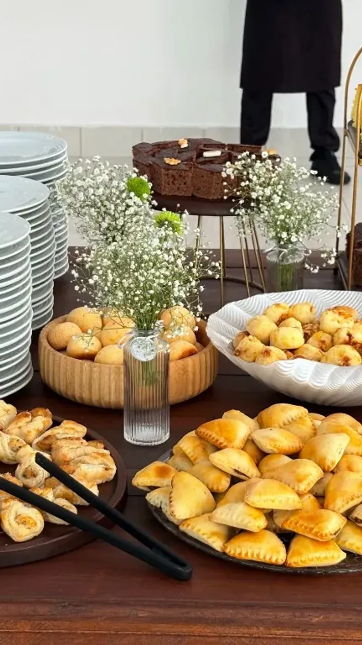Mesa de finger food com salgados e louça em evento da Buffet Show no Rio de Janeiro