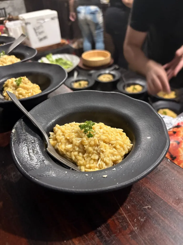 Risoto servido em prato fundo em evento da Buffet Show no Rio de Janeiro