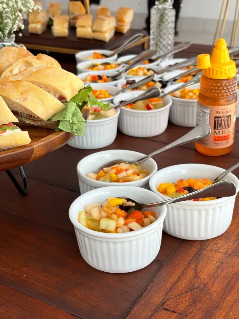 Mini saladas em ramequim ao lado de sanduíches em evento da Buffet Show no Rio de Janeiro