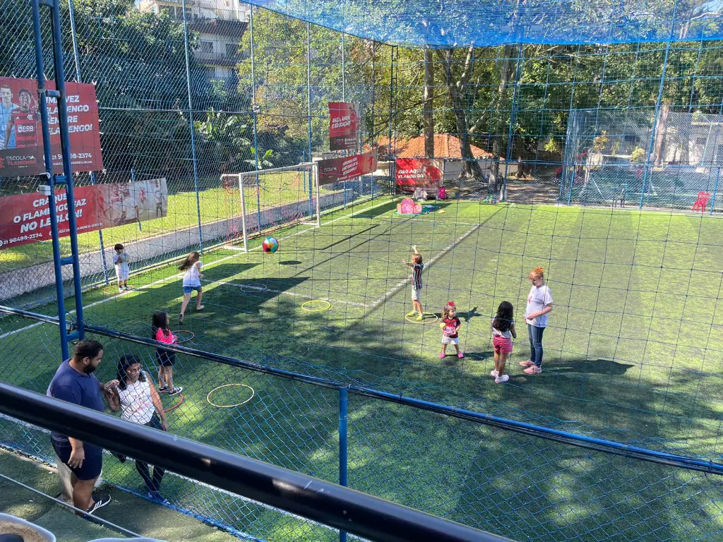 Crianças em atividade no gramado durante festa infantil na Arena Society Show, no Leblon