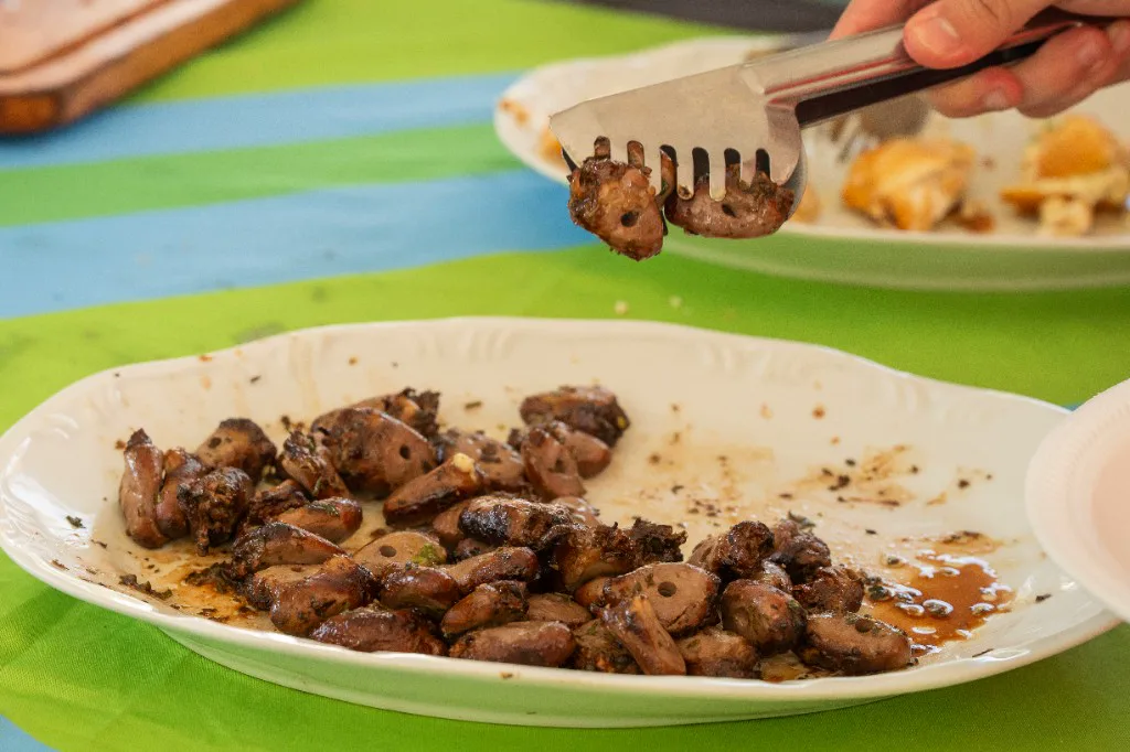 Coração de frango grelhado sendo servido num evento da ChurrascoShow no Rio de Janeiro