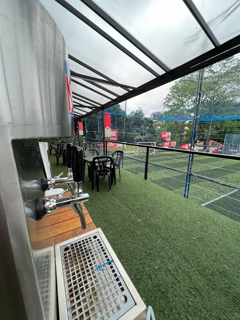Área coberta com chopeira e vista do campo na Arena Society Show, no Leblon