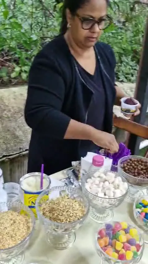Mesa de brigadeiros e jujubas servida em festa infantil na Arena Society Show, no Leblon