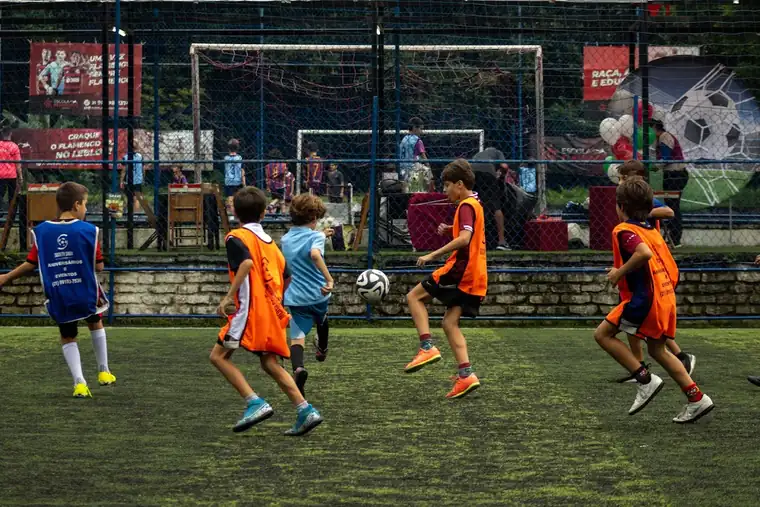 Crianças jogando futebol em festa de aniversário na Arena Society Show, no Leblon