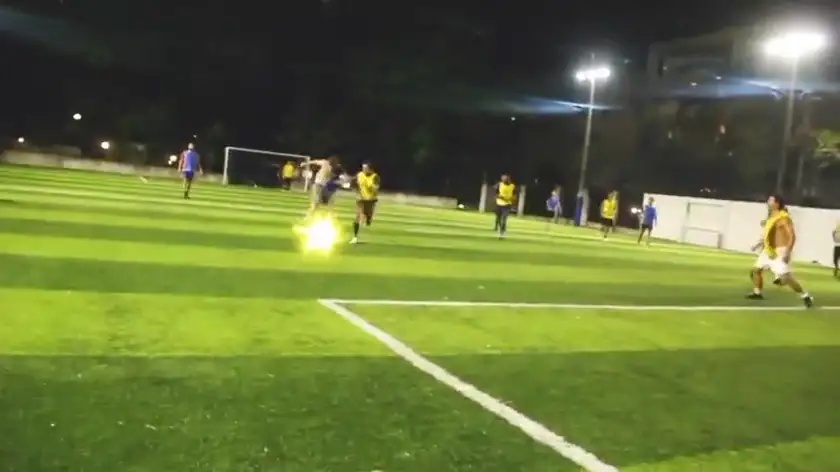 Jogo noturno na Arena Society Show, com a iluminação ligada, no Leblon